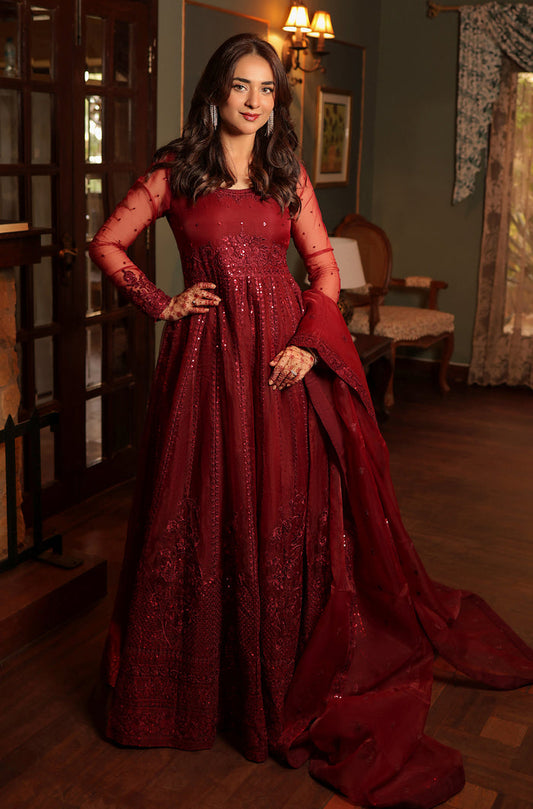 Yumna Zaidi in Jennifer Outfit