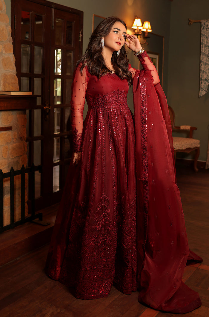 Yumna Zaidi in Jennifer Outfit