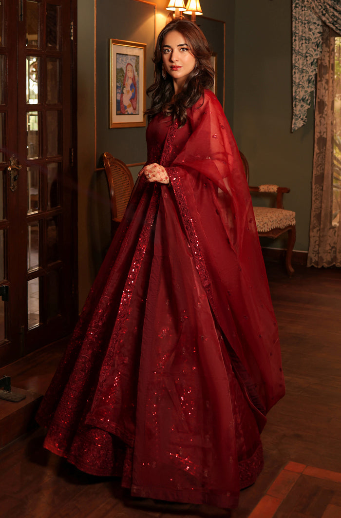Yumna Zaidi in Jennifer Outfit